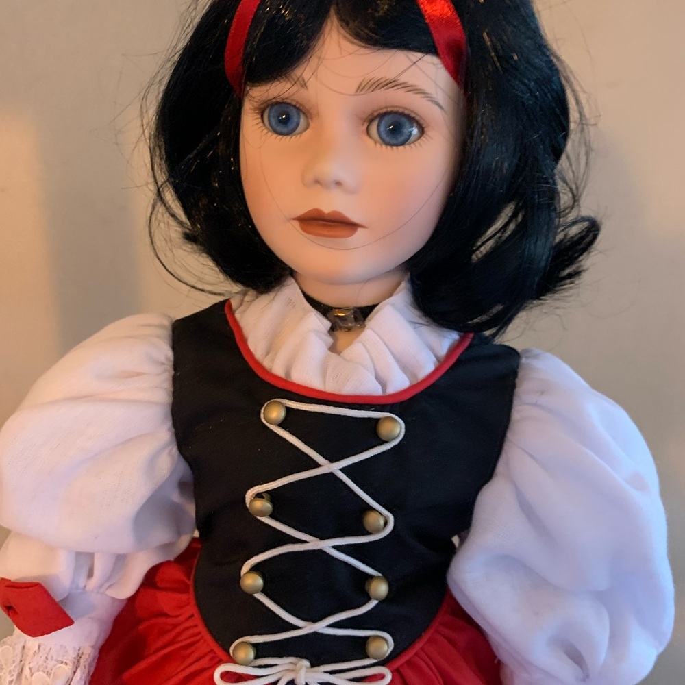 Snow White doll. By Thelma Resch - Picture 3 of 8